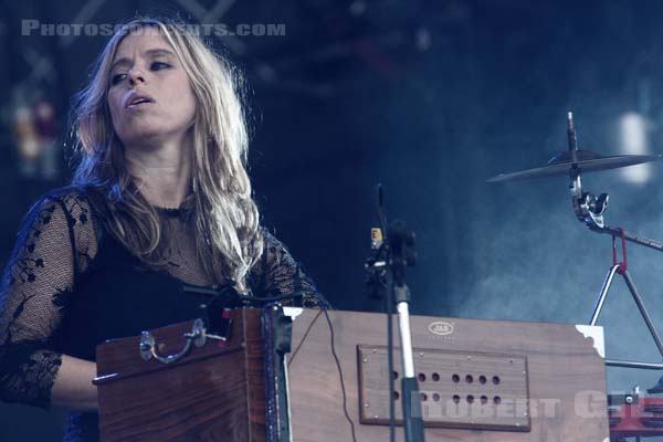 ANNA CALVI - 2011-08-28 - SAINT CLOUD - Domaine National - Scene de la Cascade - 